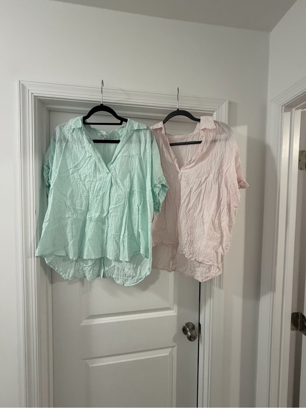 crown & ivy Crinkled V-Neck Tunic Top Duo in Mint and Blush